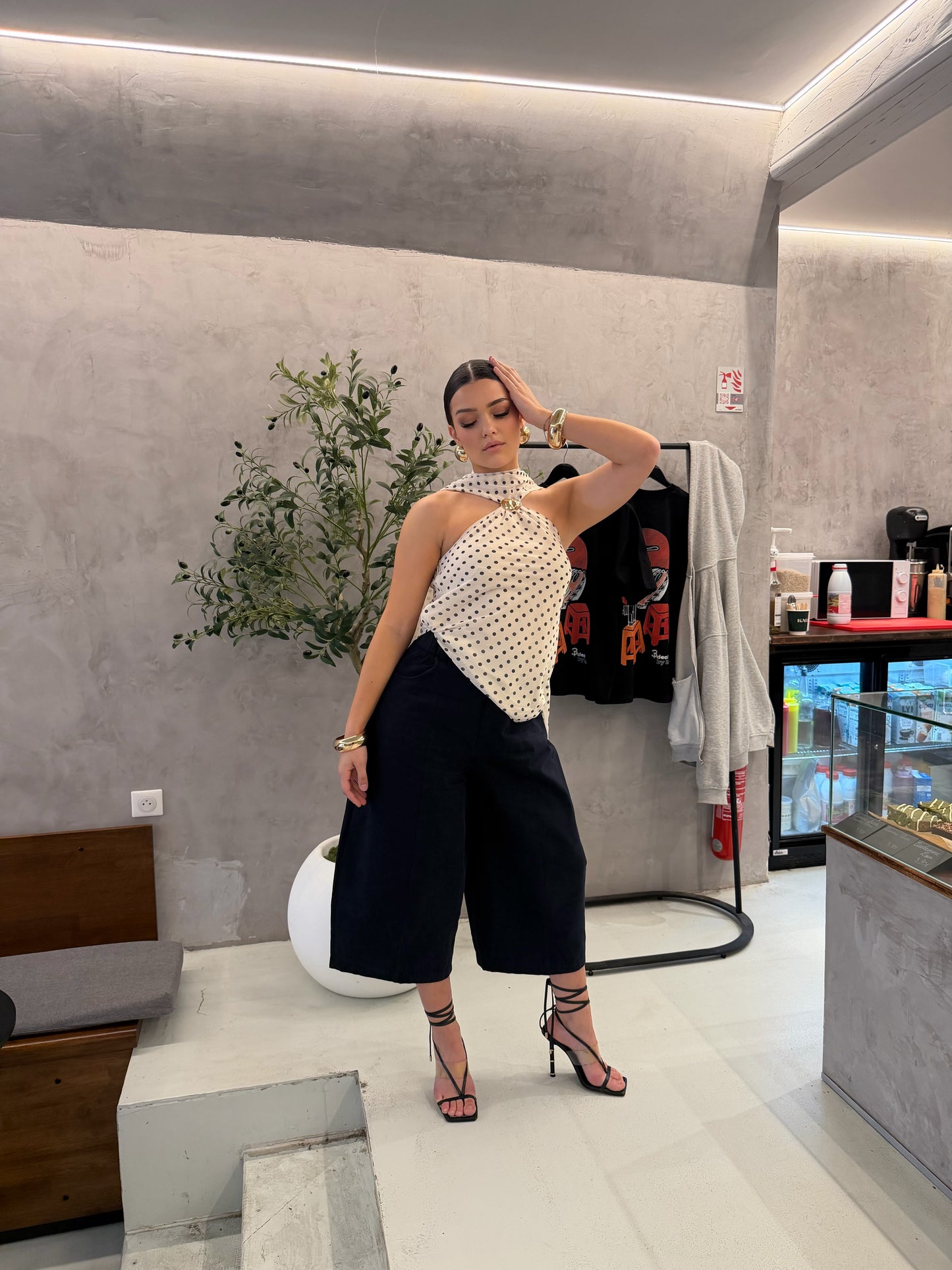 Top dos nu à pois avec foulard intégré