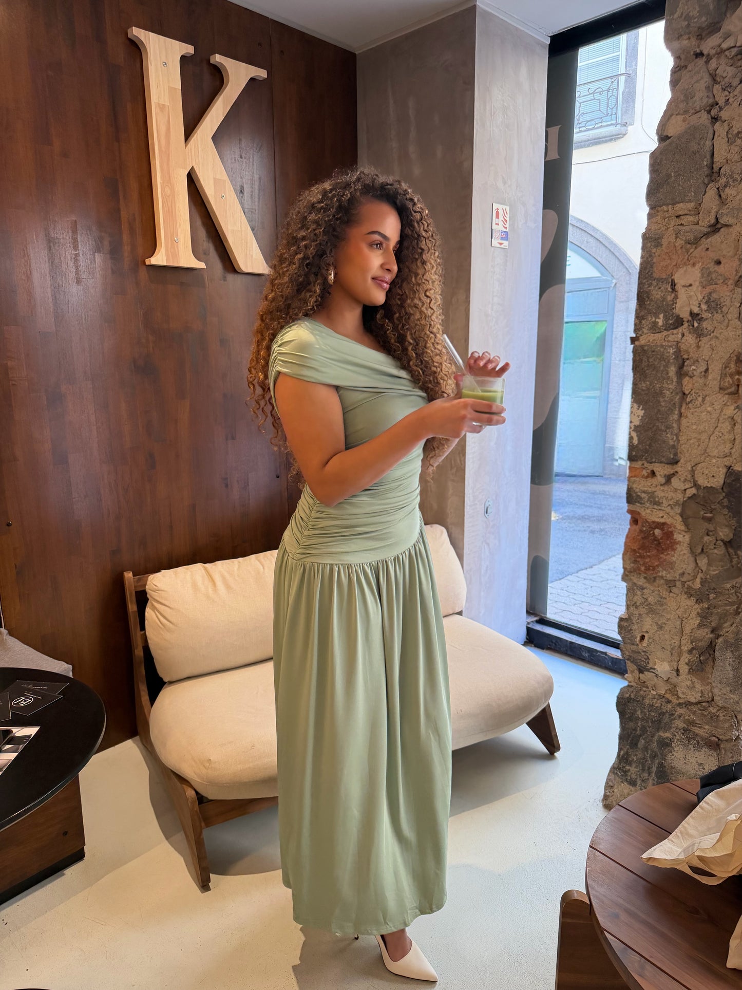 Robe longue asymétrique drapée