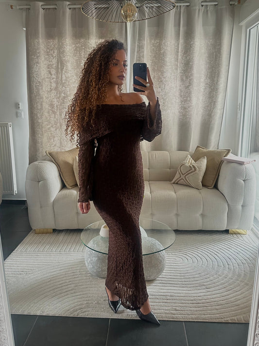 Robe longue en dentelle à épaules dénudées