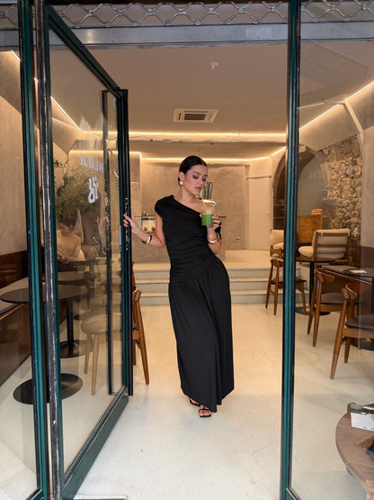 Robe longue asymétrique drapée