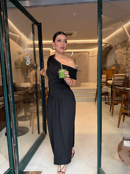 Robe longue asymétrique drapée
